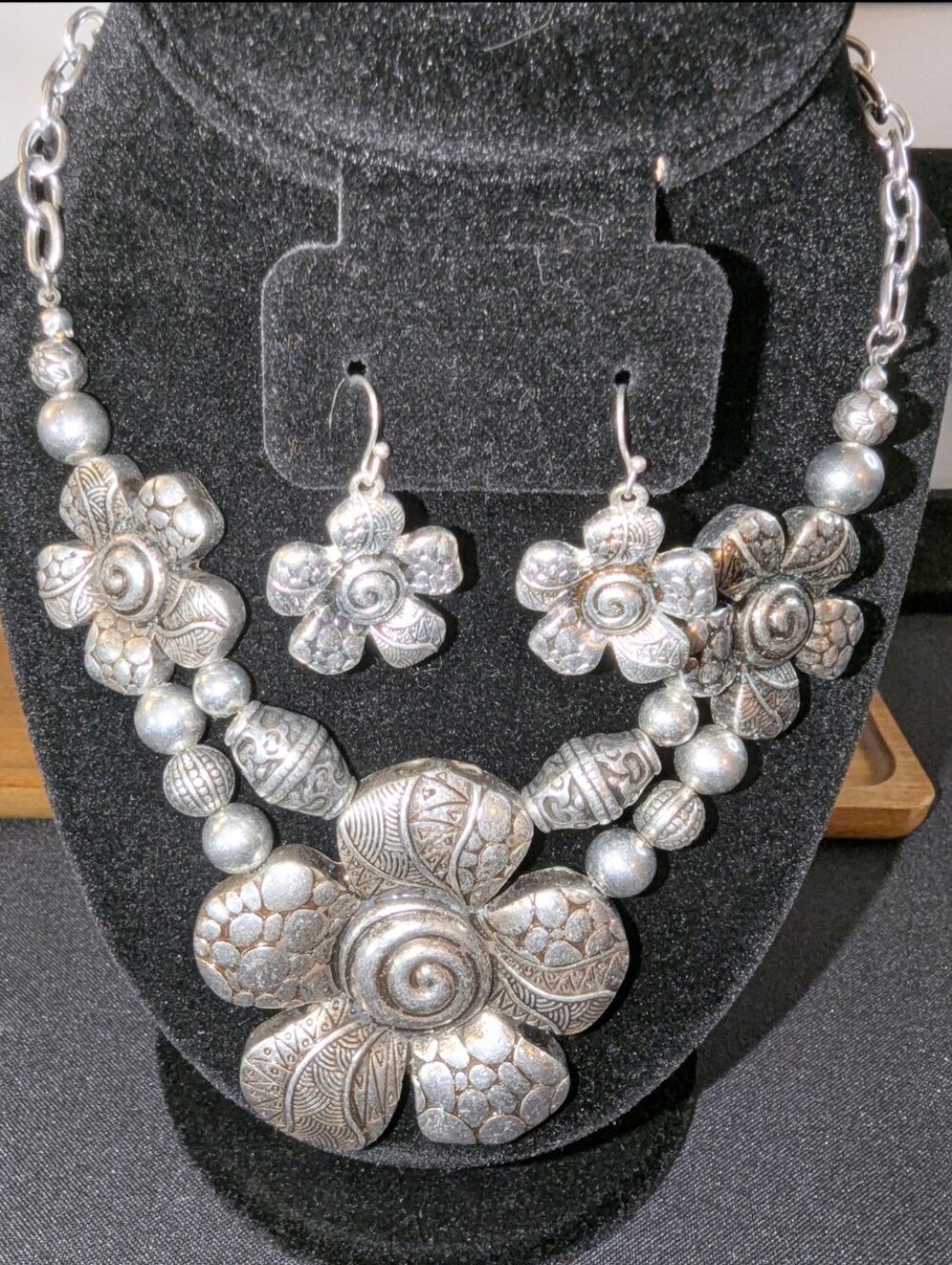 Chunky Metal Flower Necklace and Earrings Set